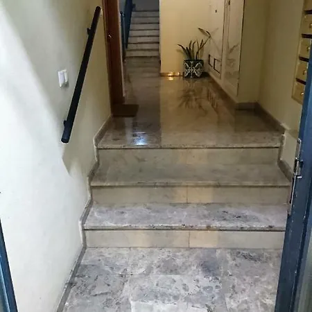 Trafalgar Apartment *